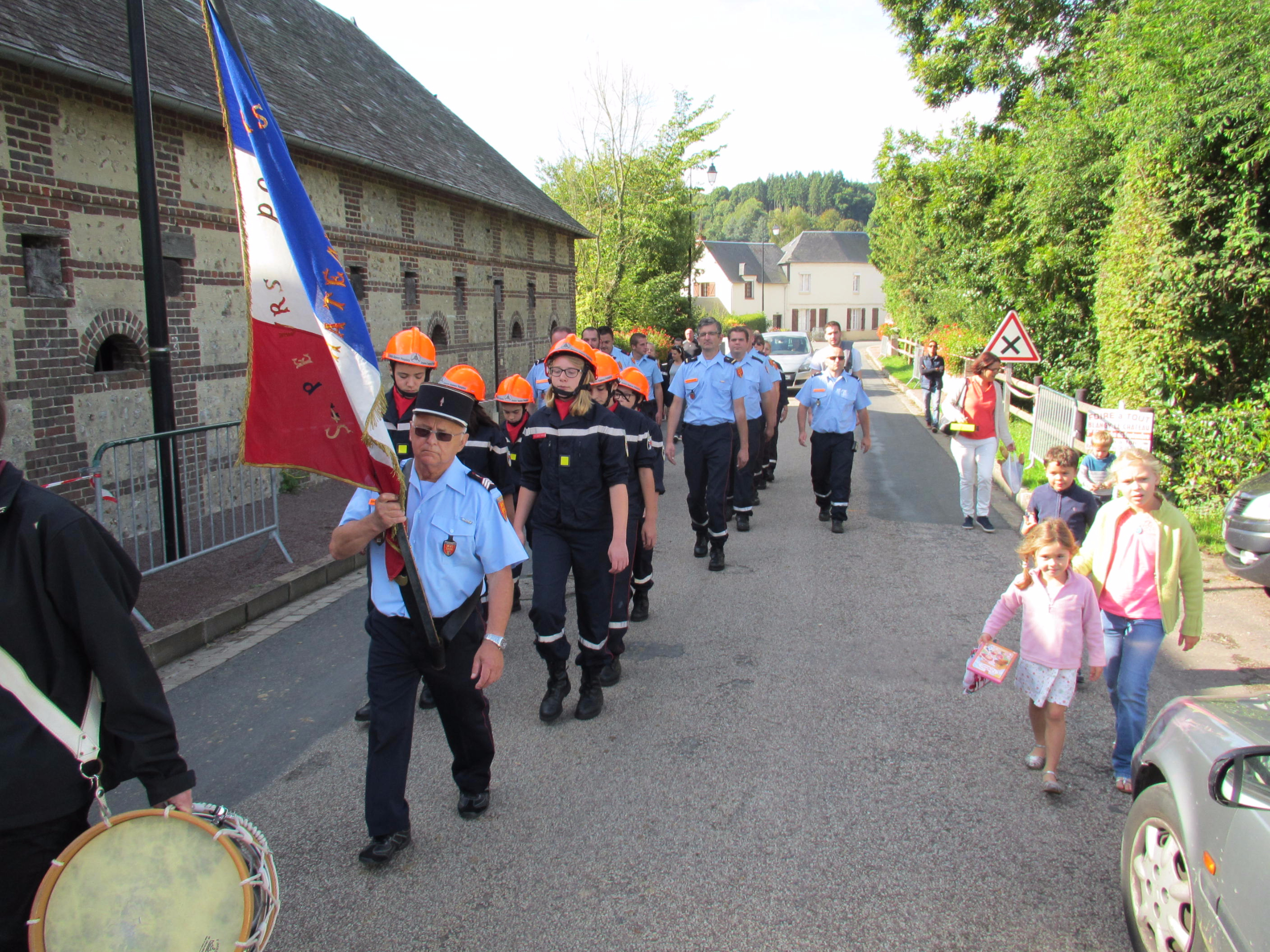 Défilé des pompiers et de la Fanfare de Moyaux après la messe à Blangy le Château
